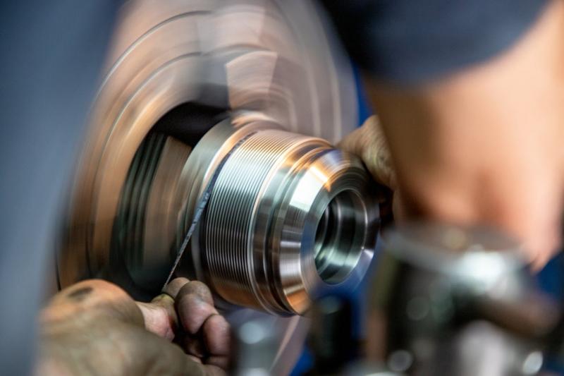 Como a Usinagem CNC Moldes Revoluciona a Produção Industrial